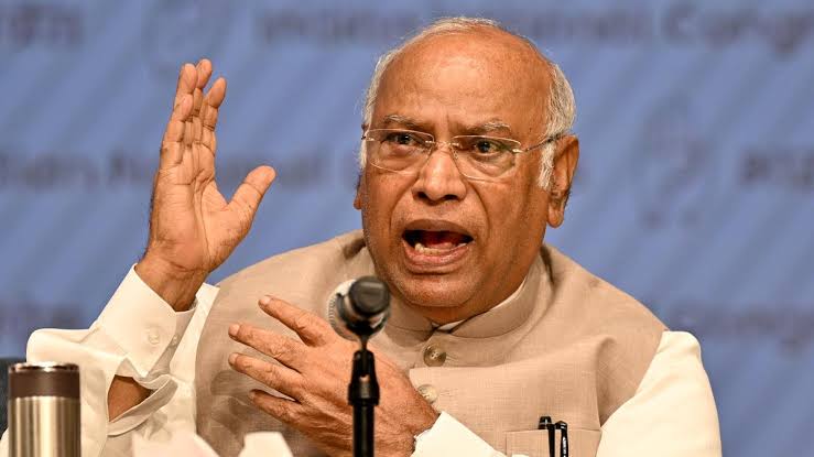 इंडिया गठबंधन एकजुट, हम बिहार वोटर लिस्ट रिवीजन मुद्दे पर संसद में चर्चा चाहते हैं: खड़गे